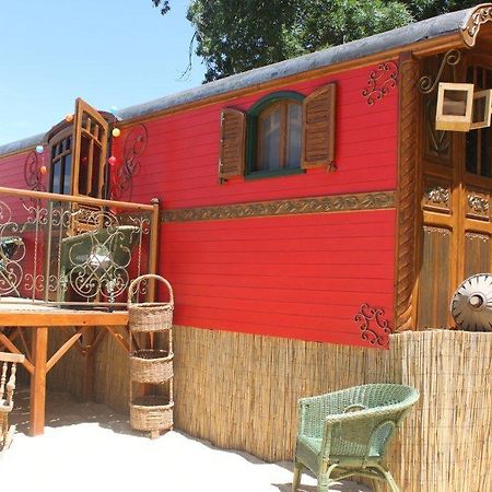 La Roulotte "Les Saintes" Bed & Breakfast Ngoại thất bức ảnh